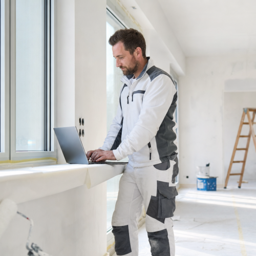 Maler mit Laptop nutzt WINWORKER Cloud